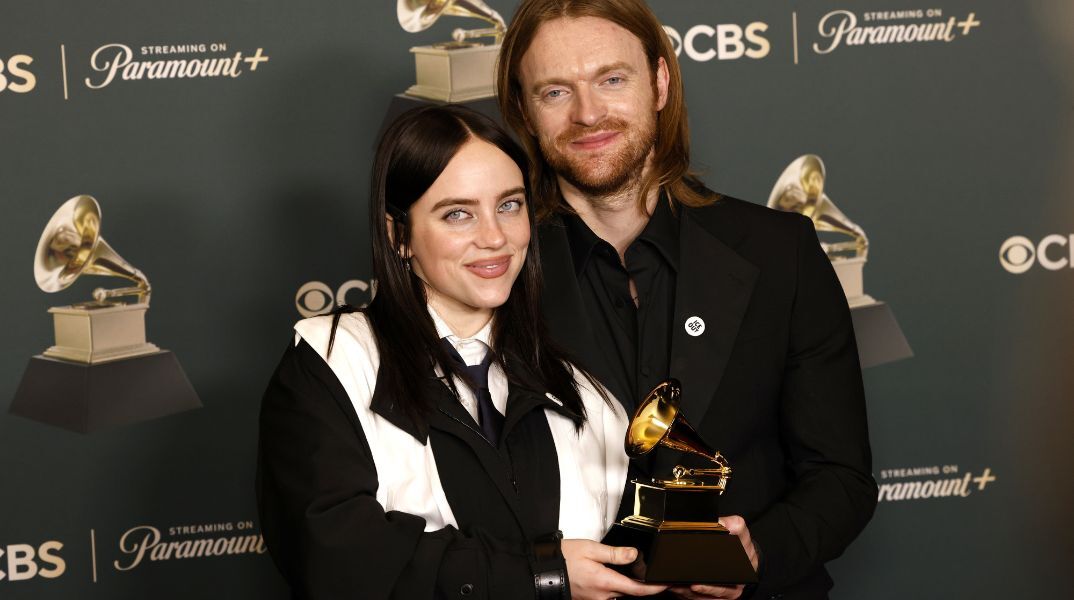 Αυστραλός ακροδεξιός ακτιβιστής ισχυρίζεται ότι η Μπίλι Άιλις ευθύνεται για την απέλασή του μετά από σάτιρα για «κατάληψη» της έπαυλής της.