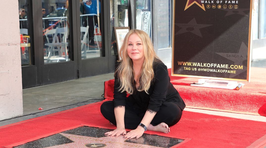 Η Κριστίνα Άπλγκεϊτ αποκαλύπτει ότι η σκλήρυνση κατά πλάκας την κρατά κυρίως στο κρεβάτι - Ο καθημερινός αγώνας με τον πόνο ο αντίκτυπος στην ψυχική της υγεία.