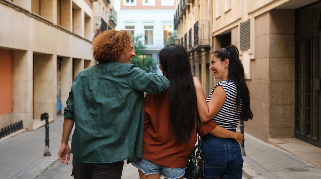 Τι είναι η «tolyamory»: Η νέα τάση σχέσεων όπου ένας σύντροφος ανέχεται την απιστία του άλλου και γιατί συζητιέται ολοένα και περισσότερο.