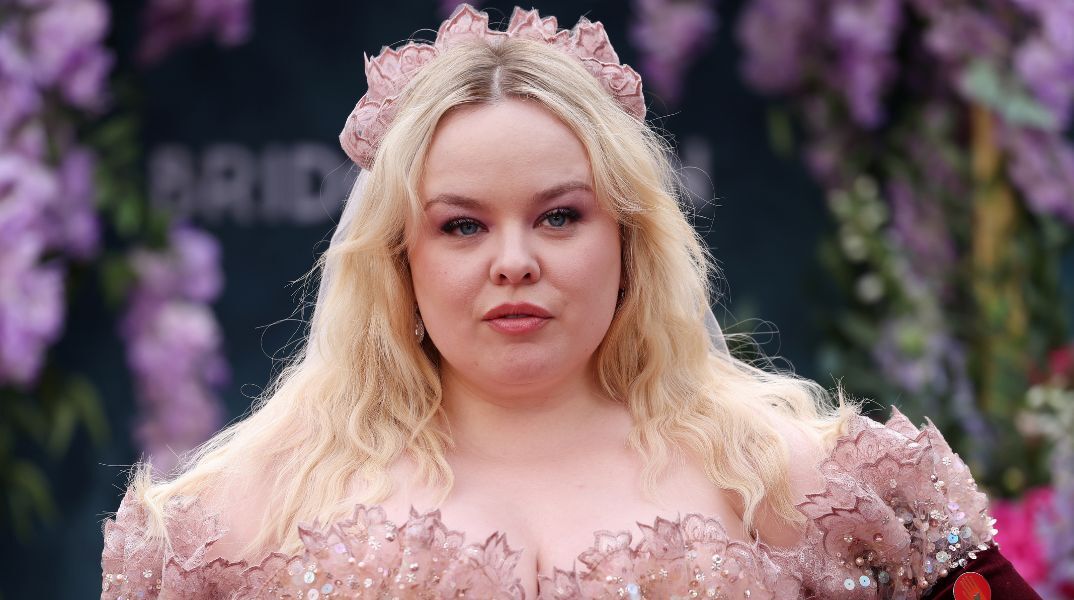 Η ηθοποιός της σειράς Bridgerton Νίκολα Κόχλαν δηλώνει ότι δεν θέλει να θεωρείται σύμβολο body positivity και ζητά να σταματήσουν τα σχόλια για το σώμα της.