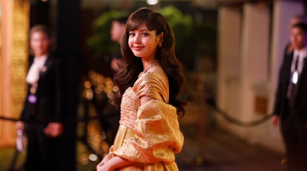 Η Lisa των BLACKPINK επισκέφθηκε τον viral πίθηκο Παντς στην Ιαπωνία, κρατώντας ένα λούτρινο παιχνίδι ίδιο με αυτό που ο μικρός μακάκος δεν αποχωρίζεται.