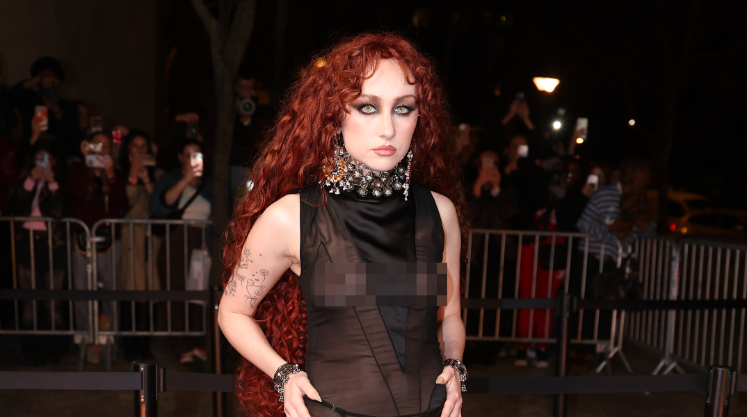 Η Τσάπελ Ρόουν στην Εβδομάδα Μόδας του Παρισιού με μια διάφανη μαύρη δημιουργία Alexander McQueen - Συνεχίζει τη σειρά τολμηρών εμφανίσεών της μετά τα Grammy.