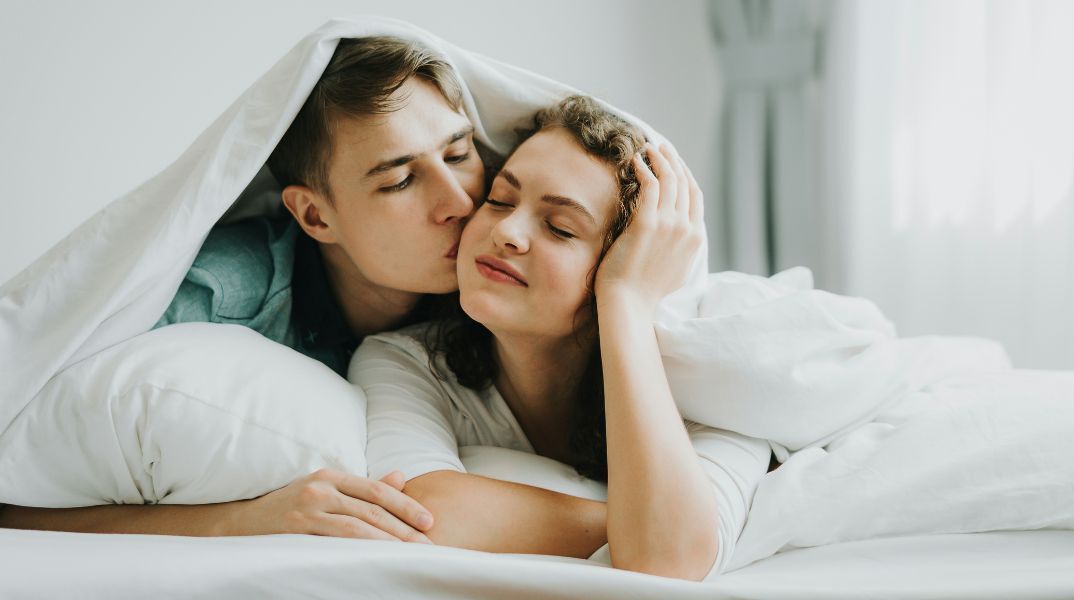 Τι πρέπει να κάνουν τα ζευγάρια στο κρεβάτι για να αποφεύγουν τους καβγάδες, σύμφωνα με ειδικό - Πώς τα κινητά καταστρέφουν τη σχέση και γιατί ο κακός ύπνος αυξάνει τις εντάσεις