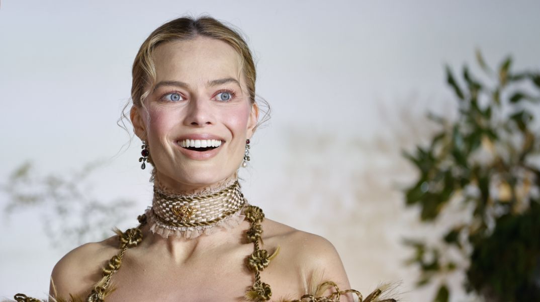 Το τζιν της Μάργκοτ Ρόμπι απορρίφθηκε από πολλά μπαρ στο Λονδίνο λόγω προειδοποίησης για οστρακοειδή - Η εταιρεία αλλάζει τη συνταγή για να αρθεί ο κίνδυνος.