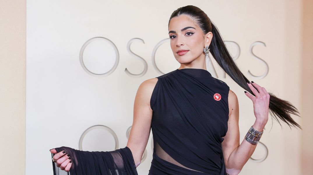 Πολλοί διάσημοι φόρεσαν στα Όσκαρ την κόκκινη κονκάρδα των Artists4Ceasefire, ζητώντας κατάπαυση του πυρός και παγκόσμια αλληλεγγύη προς τα θύματα πολέμου.