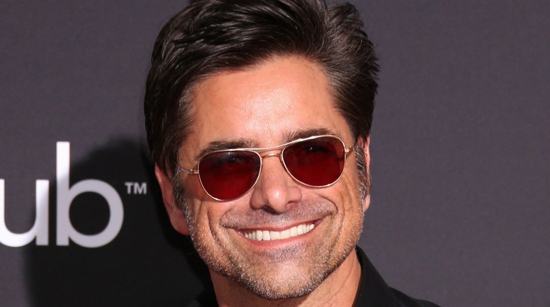 Ο Τζον Στάμος κάνει το πρώτο του τατουάζ στα 62, εμπνευσμένο από τους Beach Boys και την καλλιτεχνική του διαδρομή - Η βαθιά προσωπική σημασία του σχεδίου