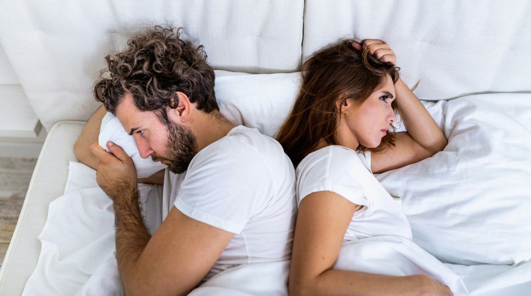 Αμερικανός θεραπευτής παρουσιάζει πέντε σημάδια που δείχνουν ότι μια σχέση τελειώνει, από τη συναισθηματική απόσταση έως την αναζήτηση άλλου συντρόφου