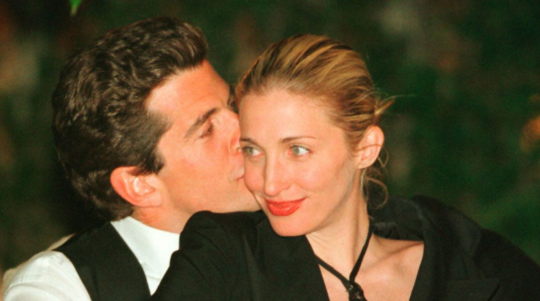 Ο Τζον Φ. Κένεντι Τζούνιορ και Καρολίν Μπεσέτ στο ετήσιο δείπνο των Ανταποκριτών του Λευκού Οίκου την 1η Μαΐου 1999, Ουάσινγκτον