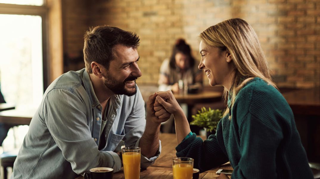 Ειδικός σε θέματα σχέσεων αποκαλύπτει τα τρία κρίσιμα σημάδια που δείχνουν ότι χάνετε τον χρόνο σας και πώς να αποφύγετε τα «παιχνίδια» στην αρχή