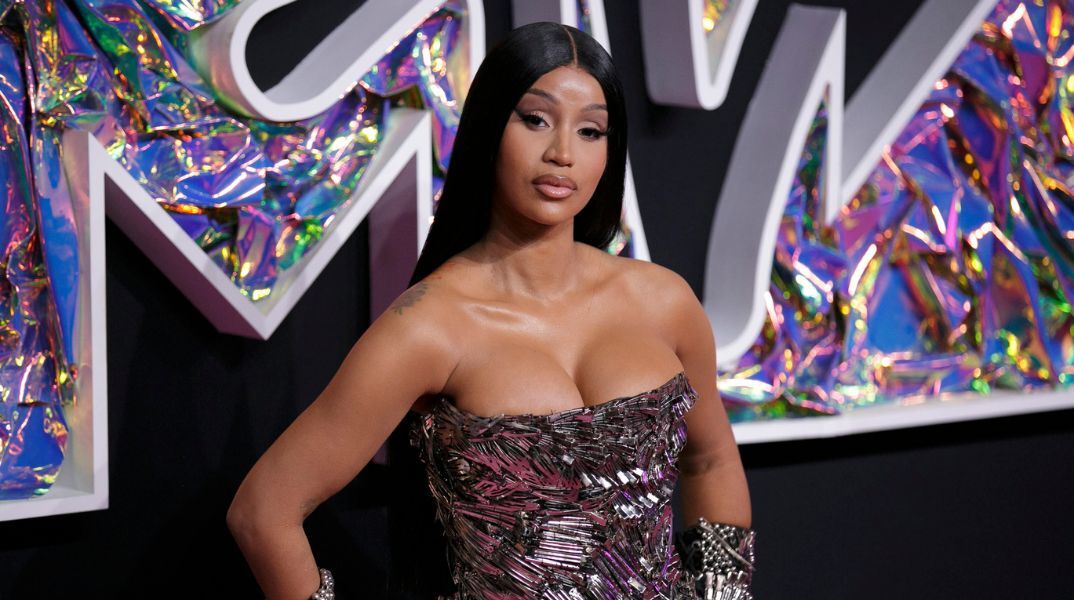 Η Cardi B αποκαλύπτει ότι δεν θα αφαιρέσει τελικά τα εμφυτεύματα στους γλουτούς - Η 33χρονη ράπερ δηλώνει πως νιώθει άνετα με το σώμα της και αγαπά τις ατέλειες