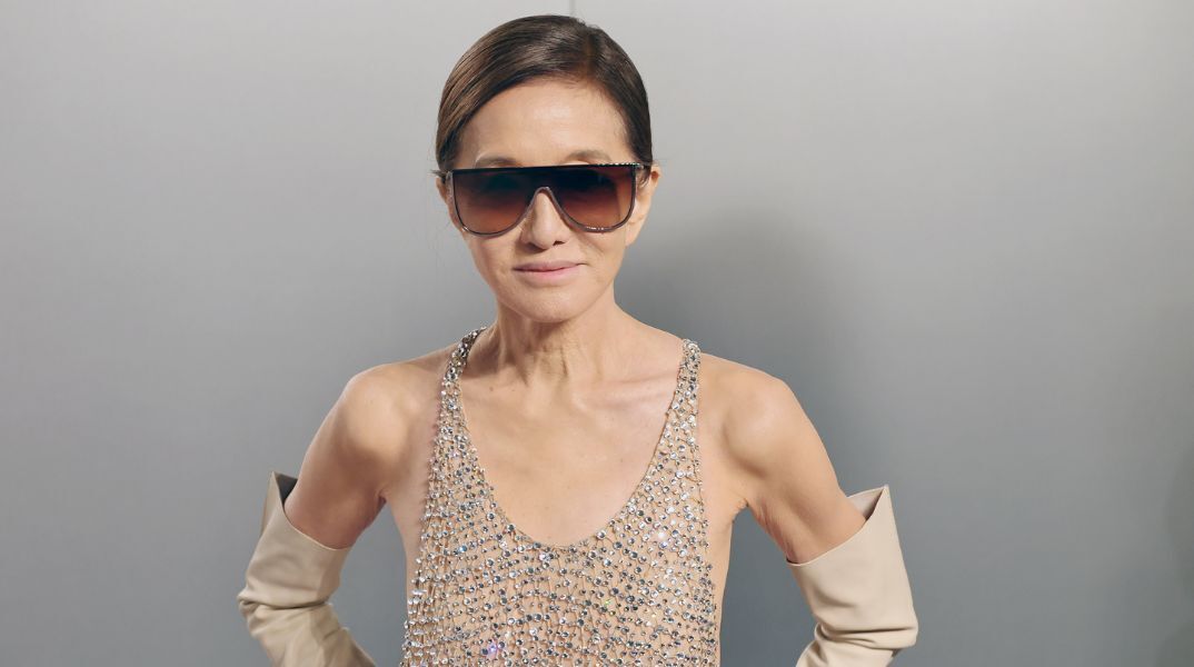 Βέρα Γουάνγκ: Η διάσημη σχεδιάστρια αποκαλύπτει τα δικά της αντισυμβατικά «όπλα» για να παραμένει πάντα νέα - Fast food και σκληρή εργασία ενάντια στον χρόνο