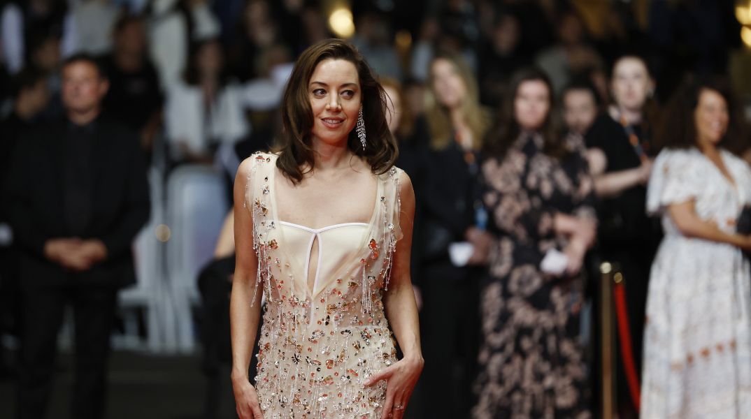 Η Όμπρεϊ Πλάζα περιμένει το πρώτο της παιδί με τον Κρις Άμποτ, έναν χρόνο μετά τον θάνατο του πρώην συζύγου της, Τζεφ Μπαένα