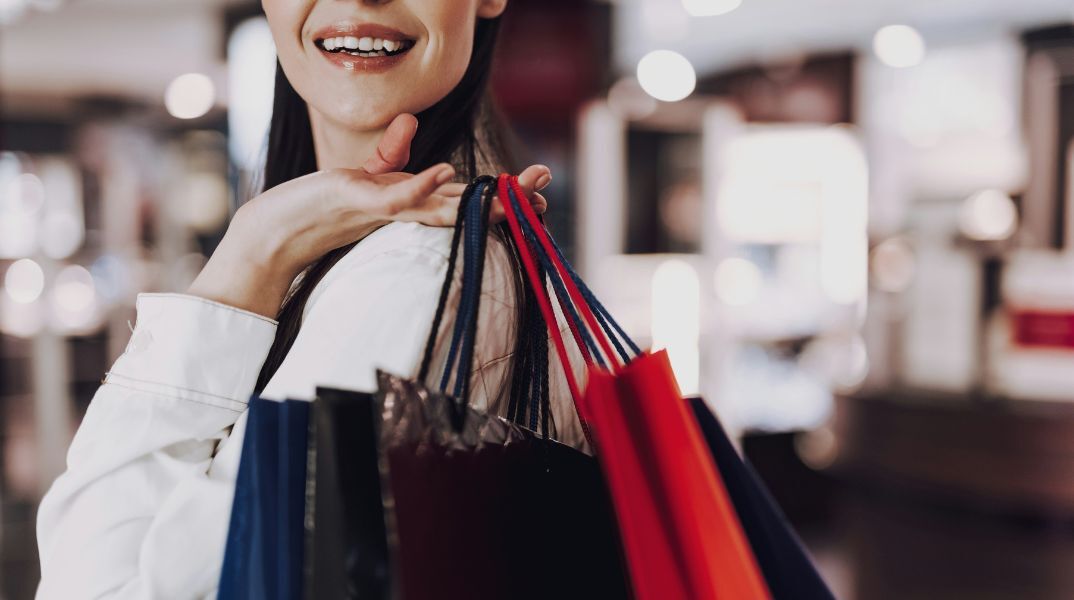 Οι ειδικοί εξηγούν γιατί αγοράζουμε πράγματα που δεν χρειαζόμαστε και δίνουν πρακτικές τεχνικές για να περιορίσουμε τις παρορμήσεις 