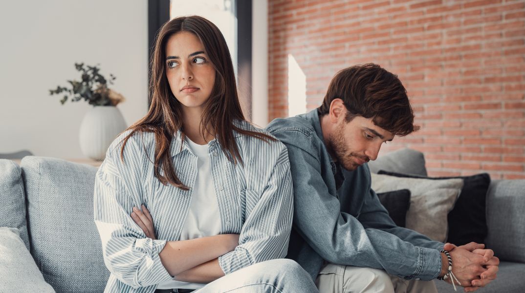 Η αισθηματική αδιαφορία συνδέεται με χαμηλή ικανοποίηση, έλλειψη οικειότητας και αυξημένη τάση για αναζήτηση νέων συντρόφων, σύμφωνα με νέα μελέτη.