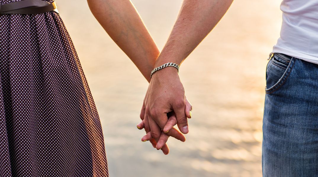 Ειδικός στις σχέσεις εξηγεί γιατί η άμεση «αντικατάσταση» συντρόφου μετά από έναν χωρισμό μπορεί να αποβεί μοιραία αν δεν υπάρχει ειλικρίνεια και αυτογνωσία.