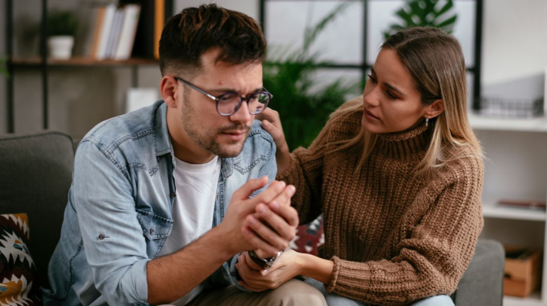 Ειδικός στις σχέσεις εξηγεί γιατί η εμμονή με τα προειδοποιητικά σημάδια του παρελθόντος εμποδίζει την οικειότητα και την οικοδόμηση εμπιστοσύνης στο παρόν.