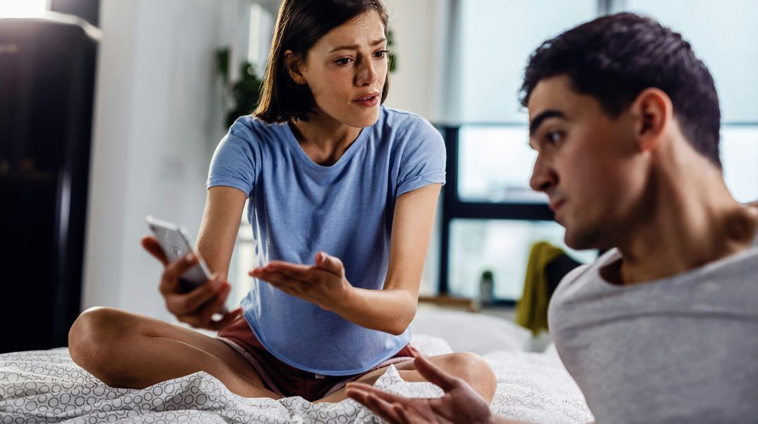 Ιδιωτικός ντετέκτιβ αποκαλύπτει 4 σημάδια πιθανής απιστίας - Τα βασικά «καμπανάκια» στην καθημερινότητα που μπορεί να υποδηλώνουν ότι υπάρχει τρίτο πρόσωπο.