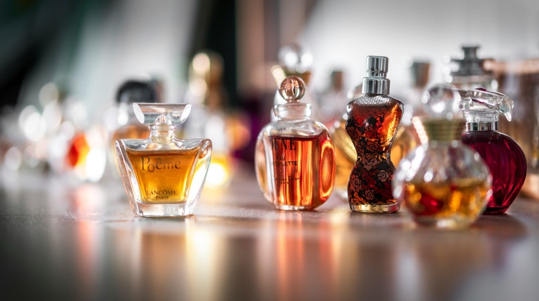 Honey perfumes: Τα αρώματα που μυρίζουν πανάκριβα (και γλυκά)