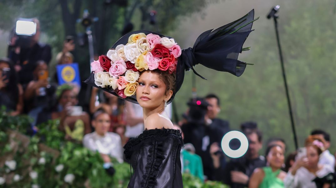 Αντιδράσεις για το Met Gala λόγω Τζεφ Μπέζος - Λόρεν Σάντσες: Μεγάλα ονόματα απέχουν - Αφίσες διαμαρτυρίας γύρω από το Μητροπολιτικό Μουσείο.