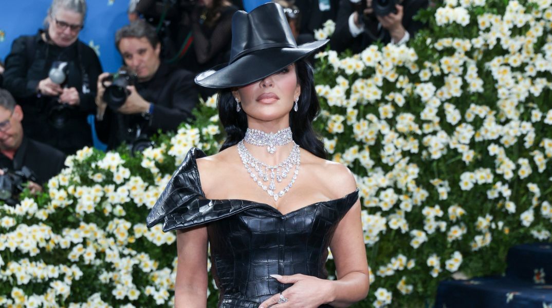 Το Met Gala επιστρέφει με αυστηρά πρωτόκολλα - Απαγόρευση κινητών, συγκεκριμένο μενού, εισιτήρια που αγγίζουν τις 100.000 δολάρια και άλλοι αυστηροί κανόνες