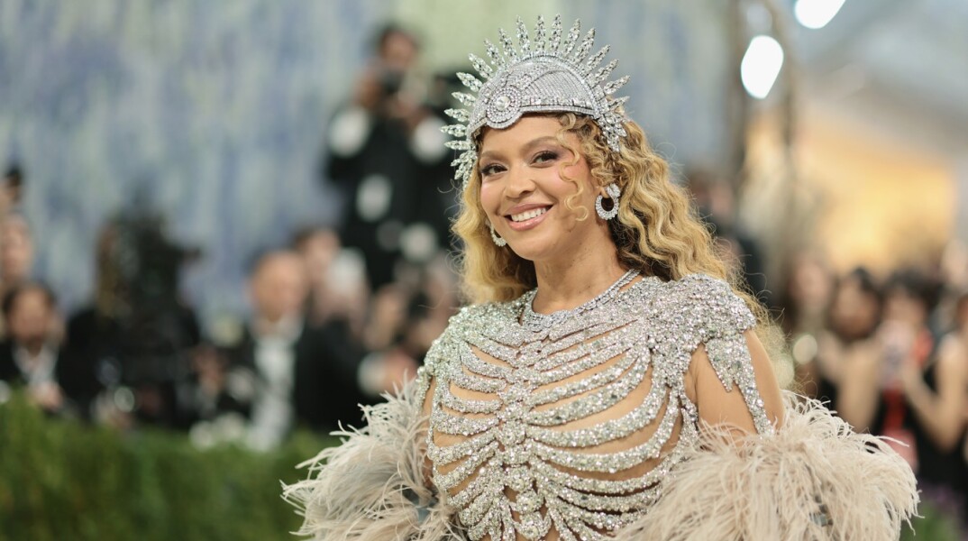 Η Μπιγιόνσε επέστρεψε στο Met Gala και τράβηξε τα βλέμματα με φόρεμα σε... σκελετικό μοτίβο - Τη συνόδευσαν Blue Ivy και Jay-Z