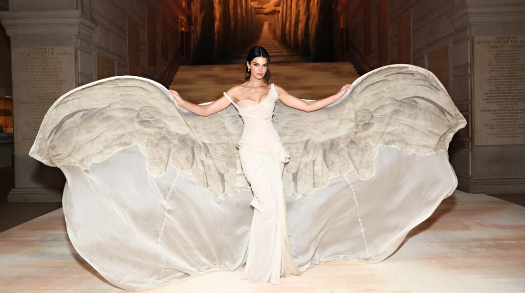Η αγγελική εμφάνιση της Κένταλ Τζένερ στο Met Gala που μαγνήτισε τα βλέμματα - Η δημιουργία που φόρεσε το μοντέλο