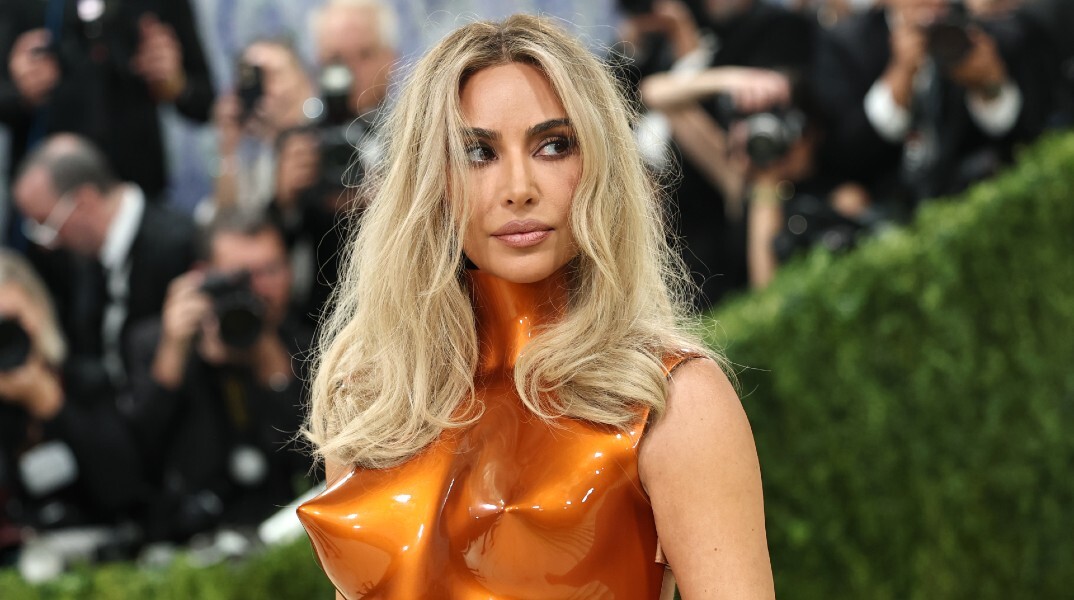 Με μεταλλικό πορτοκαλί bodysuit η Κιμ Καρντάσιαν στο Met Gala 