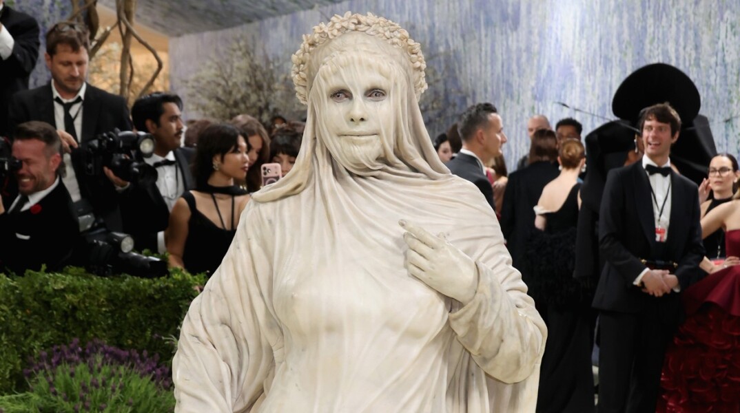 Ζωντανό άγαλμα η Χάιντι Κλουμ στο Met Gala - Η εμφάνιση που έγινε viral - Η εντυπωσιακή της αμφίεση