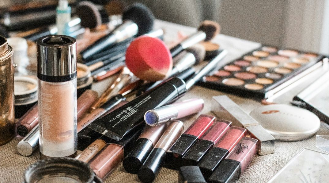 Μήπως έχουν λήξει τα καλλυντικά σας; - Πώς να καταλάβετε ότι ήρθε η ώρα να τα αντικαταστήσετε