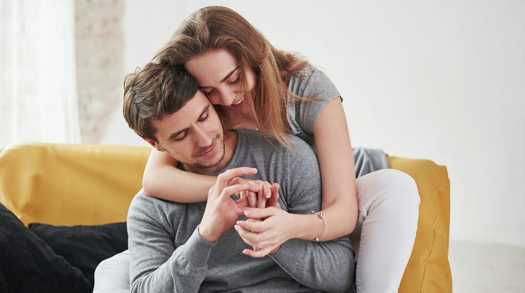 Ψυχολόγοι αποκαλύπτουν τις μικρές «περίεργες» συνήθειες που ενισχύουν τη συναισθηματική σύνδεση στα ευτυχισμένα ζευγάρια.
