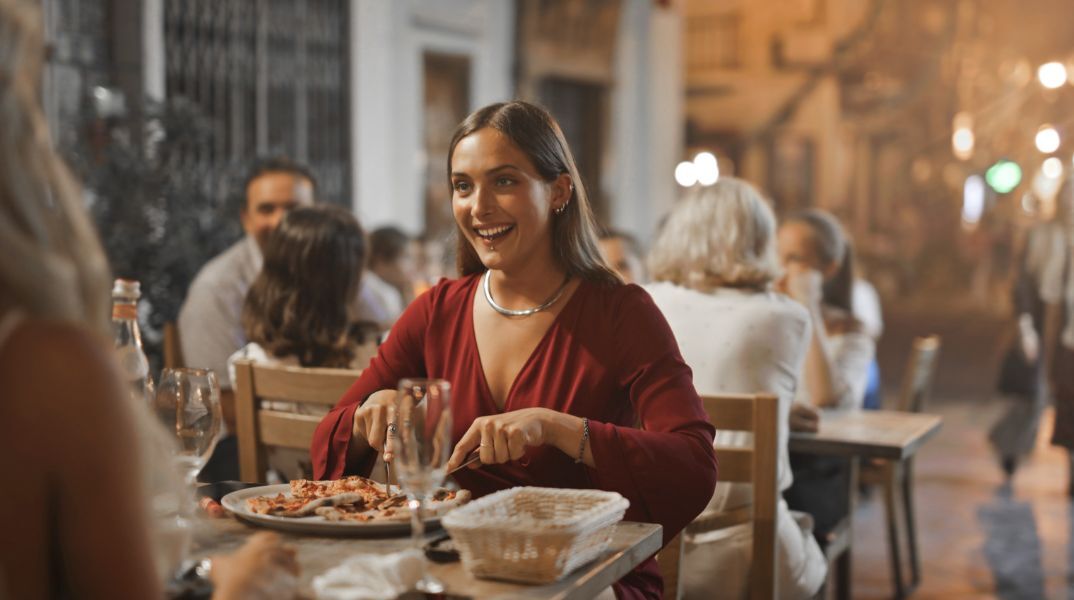 Μια μαθηματική εξίσωση αποκαλύπτει την ιδανική στρατηγική για να επιλέγουμε το εστιατόριο που θα φάμε σε ένα ταξίδι, ανάλογα με τις ημέρες της διαμονής μας.