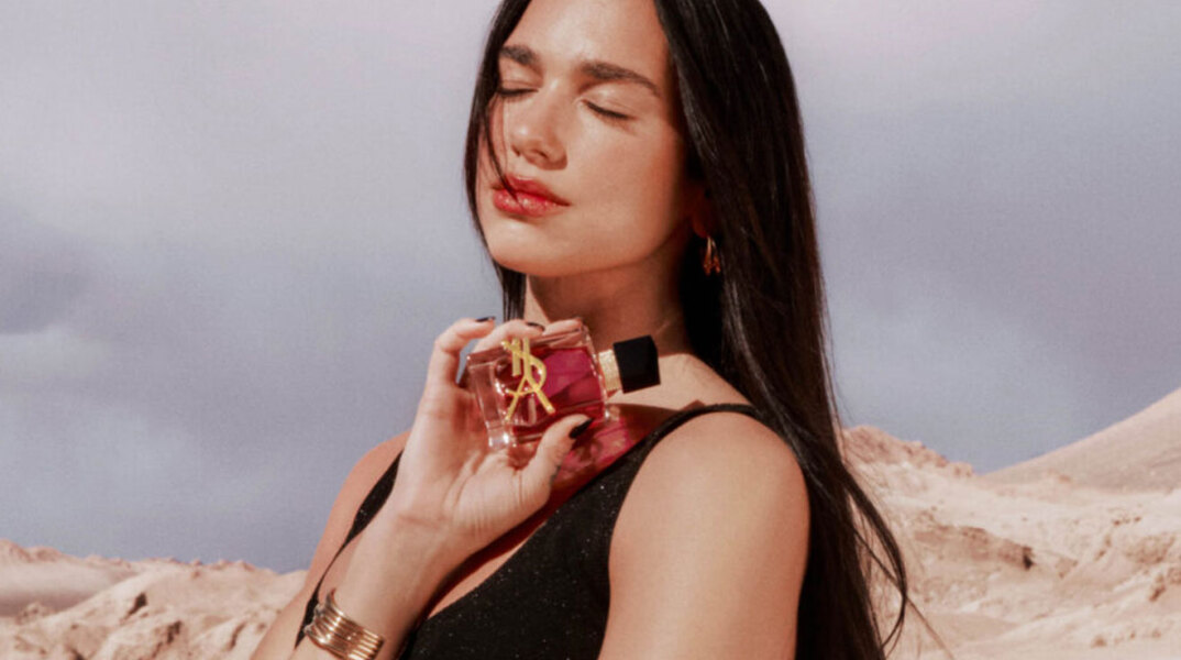 Η Dua Lipa διαφημίζει το YSL Beauty Libre Berry Crush Eau de Parfum