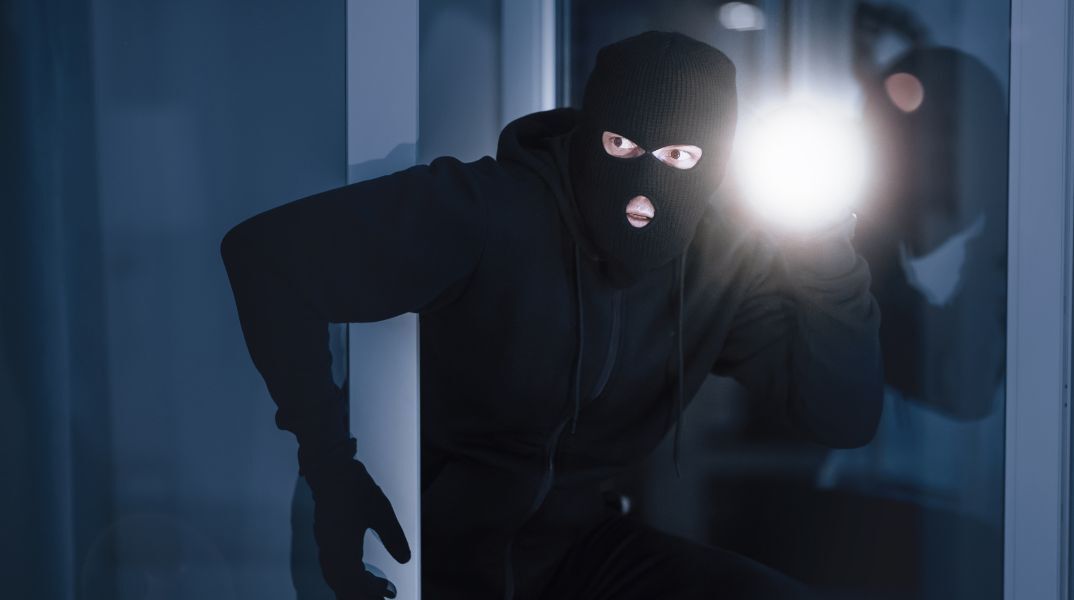 Ένας πρώην Βρετανός πεζοναύτης εξηγεί τι αναζητούν οι διαρρήκτες σε ένα σπίτι, συμβουλεύοντας τους ιδιοκτήτες πώς να αποτρέψουν μια πιθανή εισβολή.