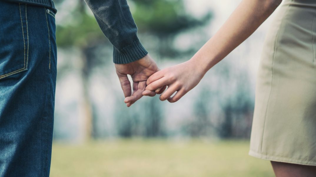 Η αληθινή δέσμευση στη σχέση αποδεικνύεται από τις καθημερινές πράξεις και τη συνέπεια, σύμφωνα με μελέτη ψυχολόγων για τις μακροχρόνιες σχέσεις