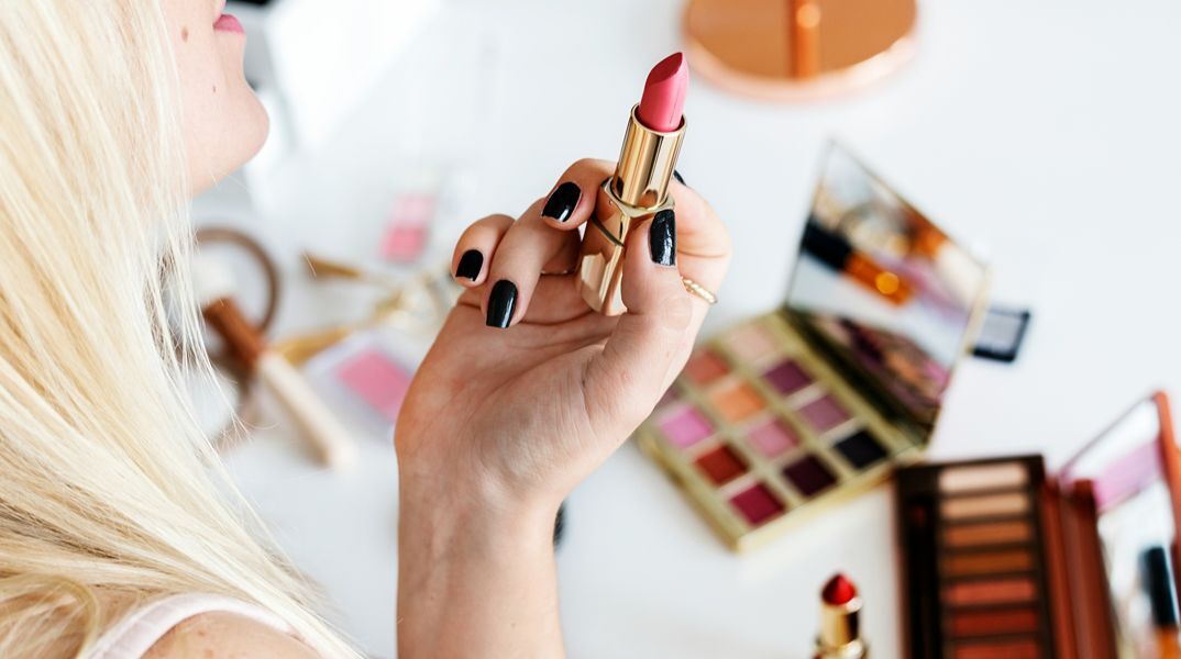 Μην μοιράζεστε ποτέ με τις φίλες σας αυτά τα beauty προϊόντα - Οι ειδικοί προειδοποιούν