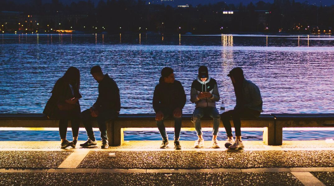 Gen Z: Μία γενιά που δεν εγκαταλείπει την πολιτική, αλλά τους παραδοσιακούς της θεσμούς