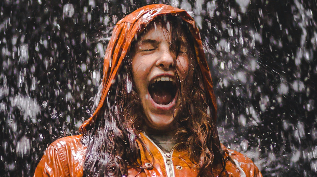 5 τρόποι να τονώσετε τη διάθεσή σας μια βροχερή μέρα