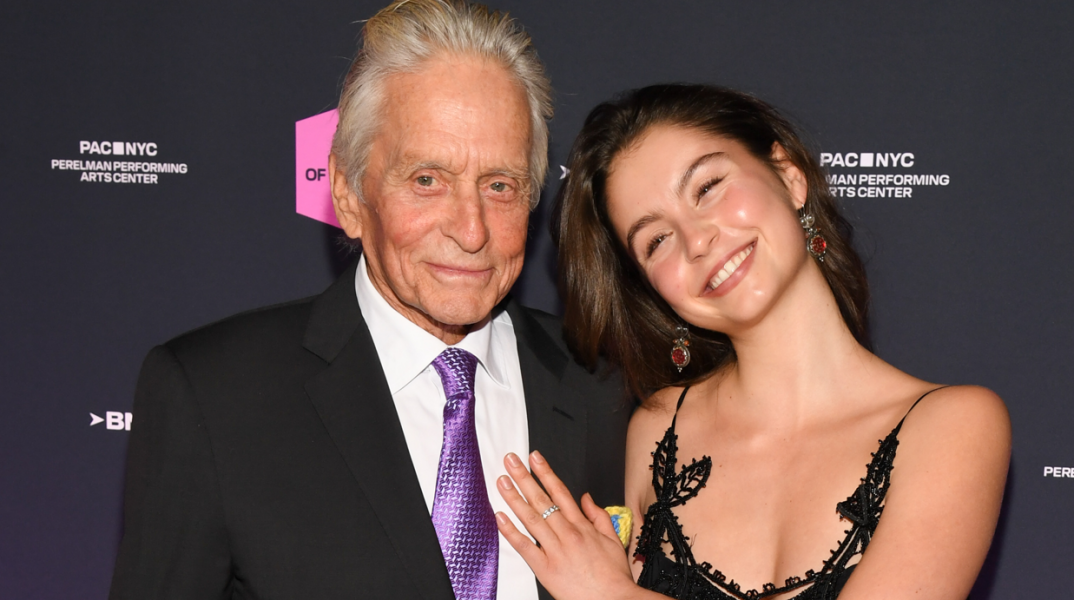 Κάθριν Ζέτα Τζόουνς: Η κόρη της εμφανίστηκε με vintage φόρεμα που είχε βάλει εκείνη πριν από 20 χρόνια - Η φωτογραφία που έγινε viral