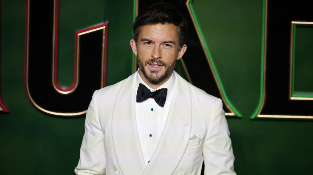 Πώς αντέδρασε ο Τζόναθαν Μπέιλι όταν έμαθε πως είναι ο πιο σέξι άνδρας για το 2025