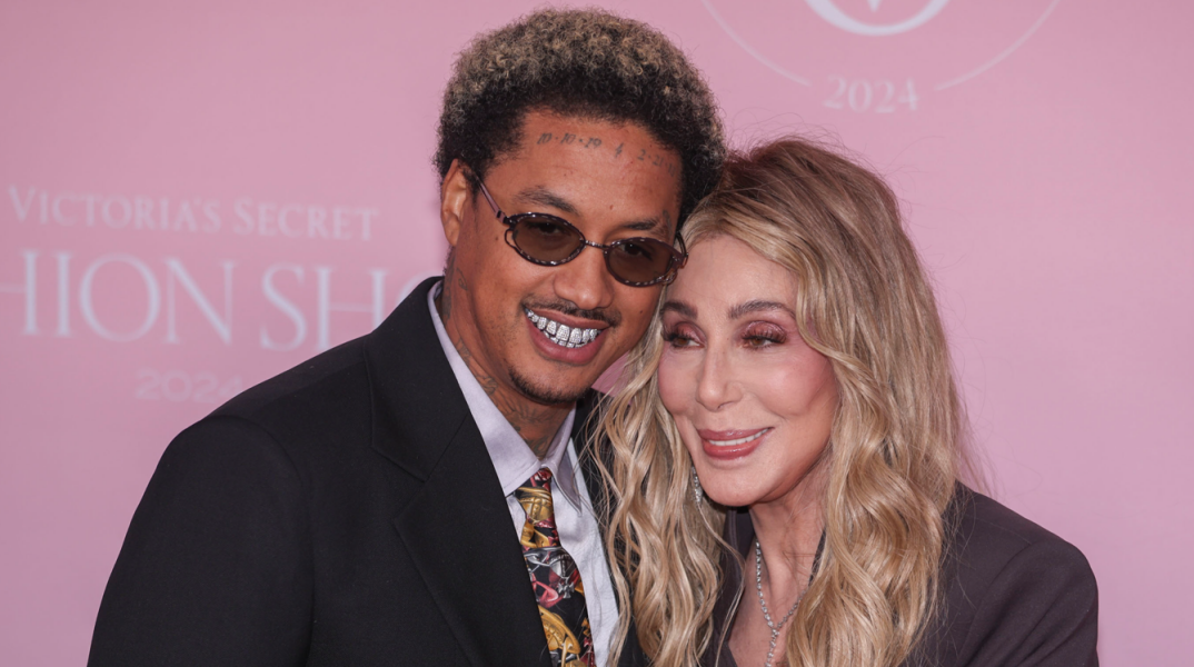 Η Σερ απαντά στα αρνητικά σχόλια για τη διαφορά ηλικίας με τον σύντροφό της - Τι είπε η τραγουδίστρια για τον Αλεξάντερ Έντουαρντς