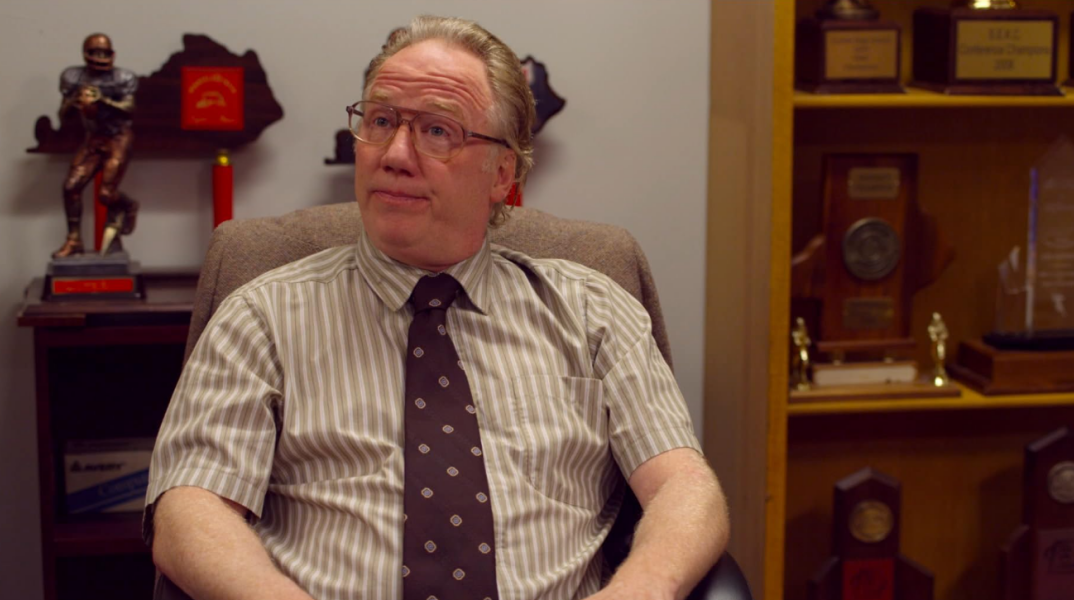 Ο Τίμοθι Μπάσφιλντ παραδόθηκε μετά τις κατηγορίες σεξουαλικής κακοποίησης ανηλίκων