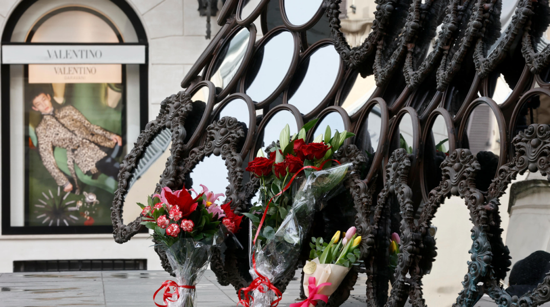 Σε λαϊκό προσκύνημα η σορός του Βαλεντίνο