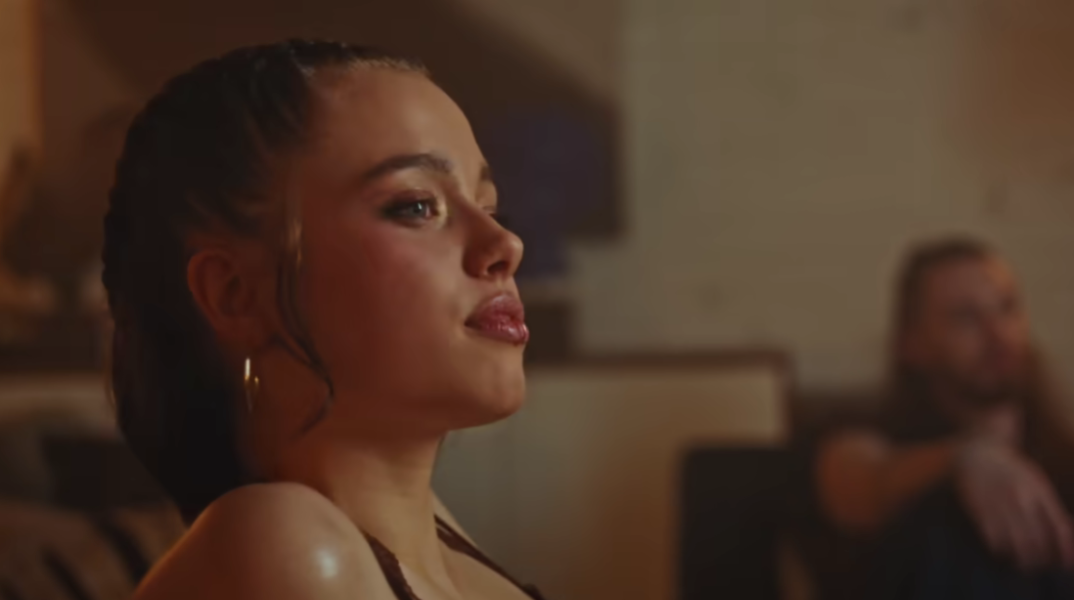 Εντυπωσιακή η ομοιότητα της Σιλό Τζολί με την Αντζελίνα - Έκανε ντεμπούτο σε K-pop βίντεο