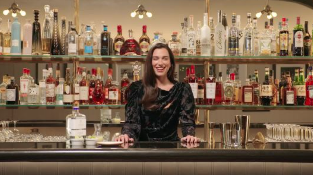 Η Ντούα Λίπα σε ρόλο bartender φτιάχνει κοκτέιλ εμπνευσμένα από αγαπημένα της τραγούδια - Ποια τραγούδια επέλεξε και με τι ποτά τα συνδύασε