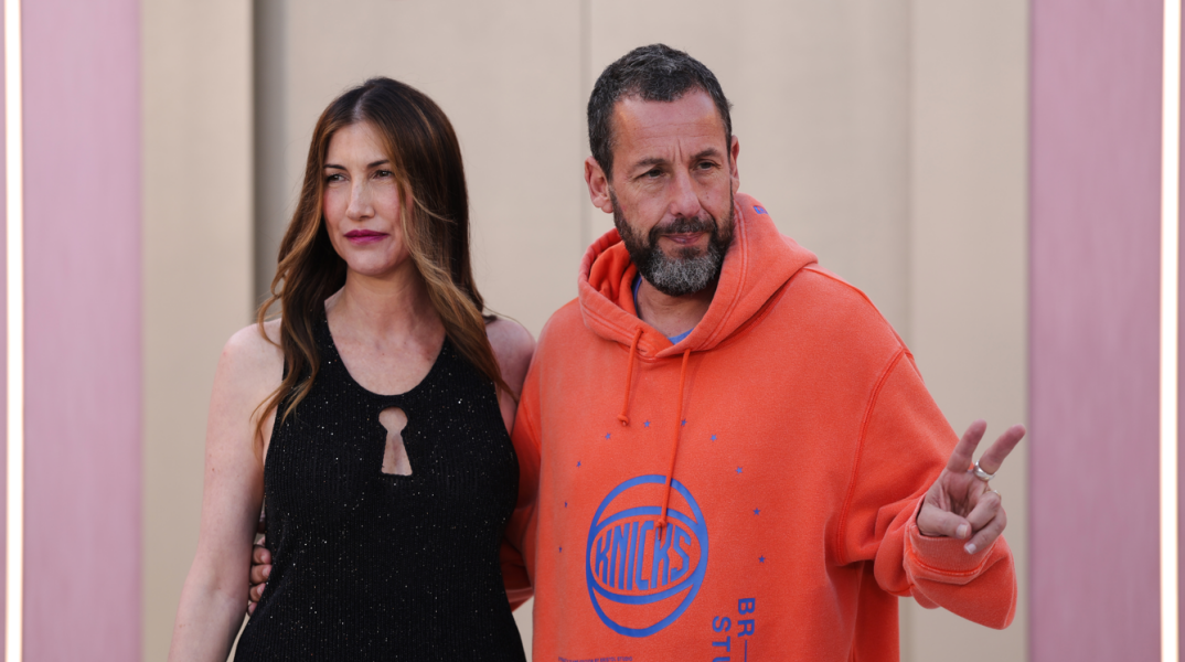 Τρελαμένος με τους Νικς ο Άνταμ Σάντλερ - Πήγε στην πρεμιέρα της ταινίας της γυναίκας του με hoodie της ομάδας