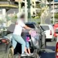 Παγκράτι: Πατέρας κυκλοφορεί με πατίνι μαζί με δύο μικρά παιδιά ανάμεσα σε διερχόμενα ΙΧ - Δε φορούν καν κράνη