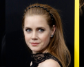 H Amy Adams με zig - zag hairband
