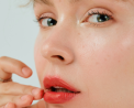 Popsicle Lips: Η πιο ζουμερή απόχρωση της φράουλας φτάνει στα χείλη