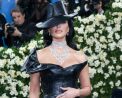 Το Met Gala επιστρέφει με αυστηρά πρωτόκολλα - Απαγόρευση κινητών, συγκεκριμένο μενού, εισιτήρια που αγγίζουν τις 100.000 δολάρια και άλλοι αυστηροί κανόνες