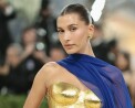 Η αριστοκρατική εμφάνιση της Χέιλι Μπίμπερ στο Met Gala με μπούστο από χρυσό 24 καρατίων - Ξεχώρισε η εμφάνισή της